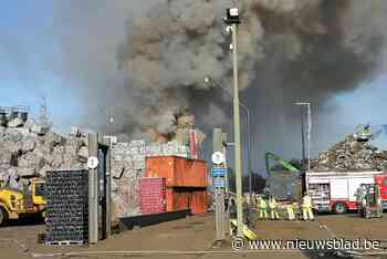 Brand in schroothoop zorgt voor enorme rookpluim