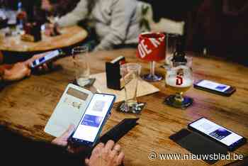 Vrijwilligers van bibliotheek helpen mensen aan Covid Safe Ticket