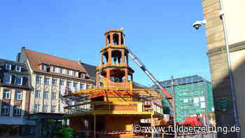 Fulda: Vorbereitungen für Weihnachtsmarkt laufen - Pyramide steht - Fuldaer Zeitung