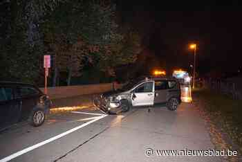 Vrouw rijdt schoolbus en auto’s van directeur en ouder aan en loopt weg