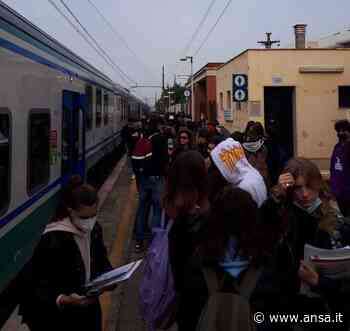 Covid: troppa gente su treno Fs, alunni Bari saltano lezioni - Agenzia ANSA