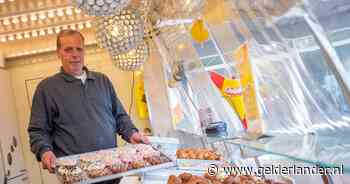 Al vijftig jaar oliebollen halen bij de Wageningse Oliebollenbakkerij: 'Vroeger klopten we deeg met stokken' - De Gelderlander