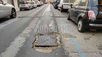 Crotone, in via Cutro strada ad ostacoli con rischio foratura - CrotoneOK.it