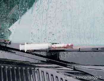 Porta i figli a scuola e trova una siringa insanguinata sul vetro dell'auto - ciociariaoggi.it