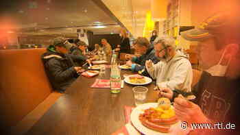 Bedürftige werden zum Essen eingeladen - RTL Online