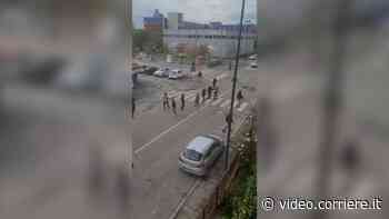 Ravenna, il video degli scontri tra ultrà e tifosi del Prato - Corriere TV