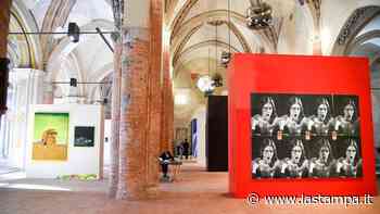 La pittura in persona: a Cuneo grandi pannelli con le interpretazioni di 32 autori da tutto il mondo - La Stampa