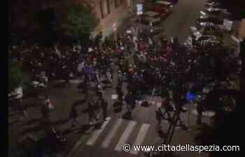 Corteo improvvisato dei tifosi del Genoa, dallo stadio in stazione a piedi - Città della Spezia