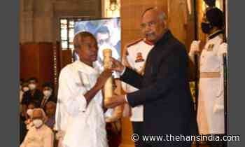 Fruit vendor Harekala Hajabba receives Padma Shri for his social work - The Hans India