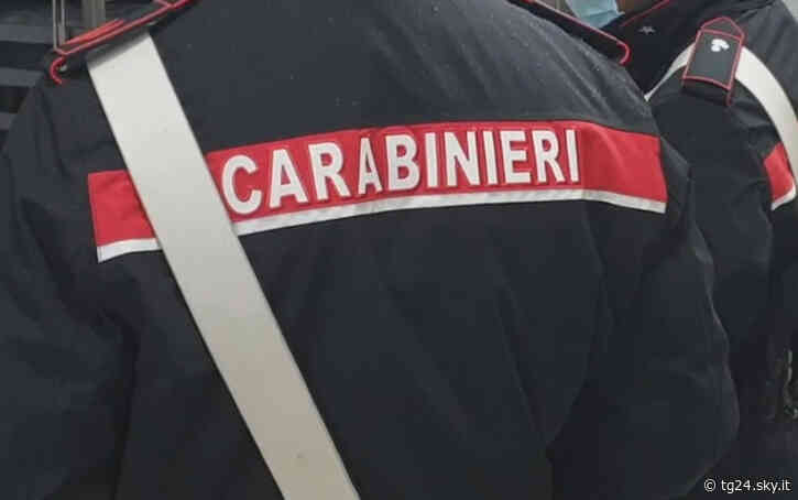 Incendiata l'auto di un carabiniere a Solofra, nell'Avellinese - Sky Tg24