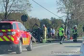 Auto botst tegen elektriciteitspaal