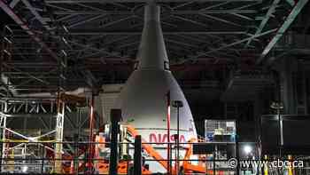 NASA delays astronaut moon landing, plans to miss deadline