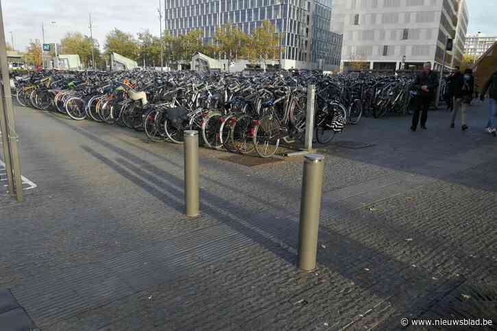 Opnieuw bestelwagen op het plein aan Berchem Station, politie plaatst paaltjes
