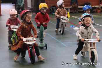 Kleutertjes houden 'wereldkampioenschap loopfietsen' (De Pinte) - Het Nieuwsblad