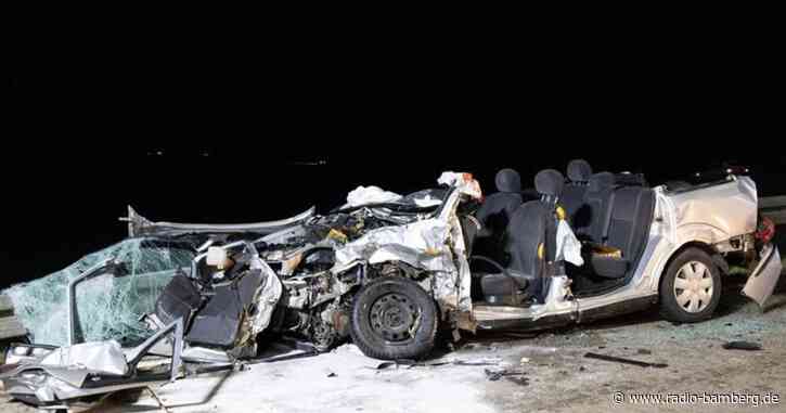 Auto stößt mit Linienbus zusammen: Zwei Tote
