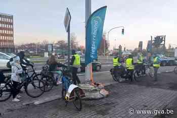 Fietsersbond controleert verlichting fietsers (Geel) - Gazet van Antwerpen