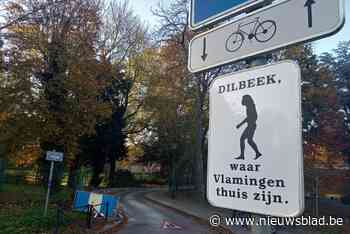 ‘Ludiek’ verkeersbord drijft spot met bekende Vlaamse slogan: “Geen flauw idee wie of waarom”