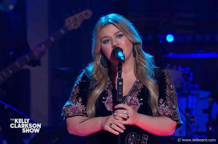 Kelly Clarkson Carries On ‘Kellyoke’ Wins With ‘Welcome to the Black Parade’ Cover