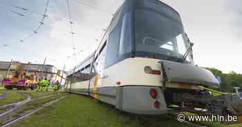 Personenwagen geklemd tussen tram en verlichtingspaal na aanrijding op Italiëlei - Het Laatste Nieuws