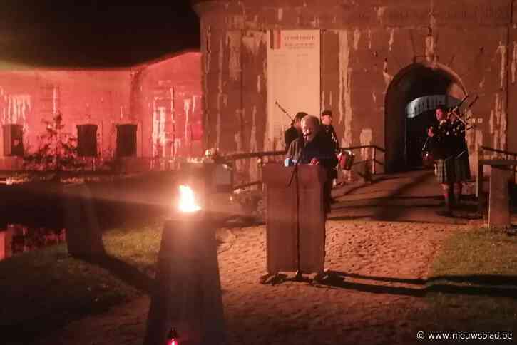 Serene plechtigheid lokt enkele honderden toeschouwers naar fort