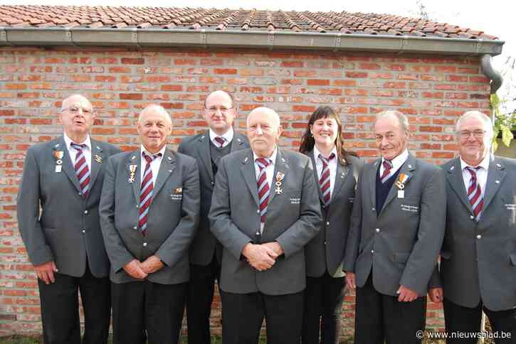 Moedige Vlamingen zetten verdienstelijke leden in de bloemetjes
