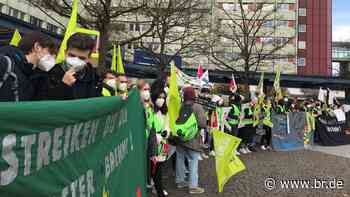 Protest in Augsburg: Pflegeazubis fordern mehr Geld - BR24