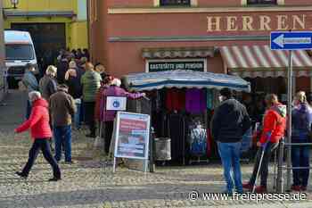 Warteschlange für die Booster-Impfung - Freie Presse