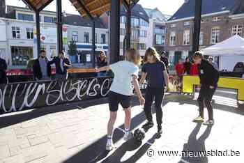 Meisjes leven zich uit op allereerste straatvoetbalbaltornoo... (Vilvoorde) - Het Nieuwsblad