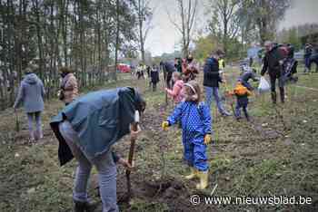 Honderden mensen planten nieuwe Smokkelbos aan