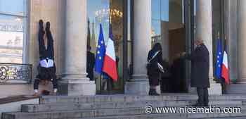 Un militaire fait l'arbre droit dans la cour de l'Elysée