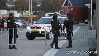 Zwaarbewapende agenten halen lading drugs uit pand op industrieterrein in Rijssen - RTV Oost