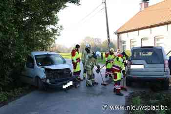 Bestuurder gewond na frontale botsing in bocht