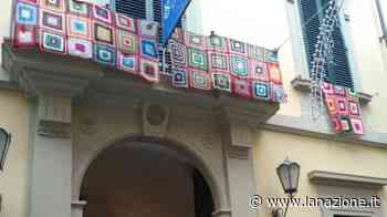 Prato, alle finestre frammenti di lana simbolo di cura - LA NAZIONE