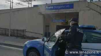 Tentato suicidio a Prato, "mi butto sotto al treno": i poliziotti lo salvano in extremis - LA NAZIONE