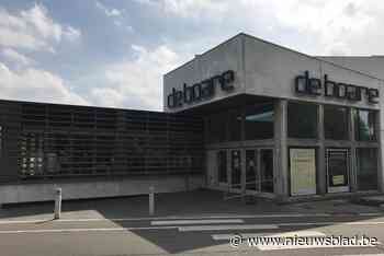 Schoppen, spugen, slaan: vrouw gaat door het lint tegen politie na fuif, zelfs combi moet het ontgelden - Het Nieuwsblad