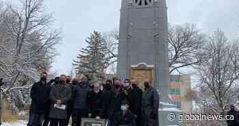 Small Remembrance Day ceremony held at refurbished Saskatoon cenotaph - Global News
