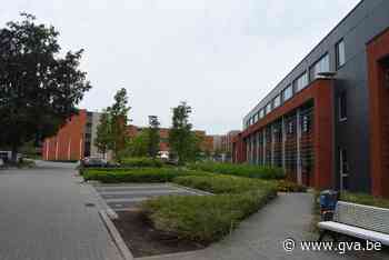 Molse scholen verdelen flyers sociale dienst over ondersteuning ouders - Gazet van Antwerpen