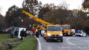 Bisarca si ribalta sulla provinciale 143 tra Orbassano e Nichelino, circolazione in tilt - TorinOggi.it