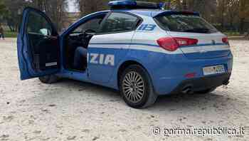 Parma, i vicini segnalano un andirivieni sospetto: la polizia trova 1,5 chili di hashish in casa di un operai… - La Repubblica