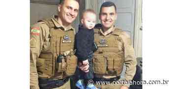 EMOÇÃO: PMs de Imbituba que salvaram a vida do pequeno Luís Miguel visitam a família e reencontram o menino - Portal AHora