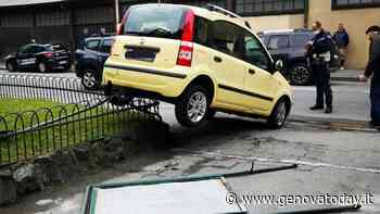 Nonnino ingrana la retromarcia e finisce in bilico sull'aiuola - GenovaToday