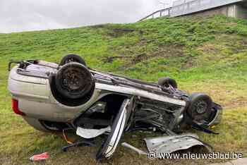 Waals gezin tuimelt met auto van helling op Klaverblad in Lummen en raakt gewond