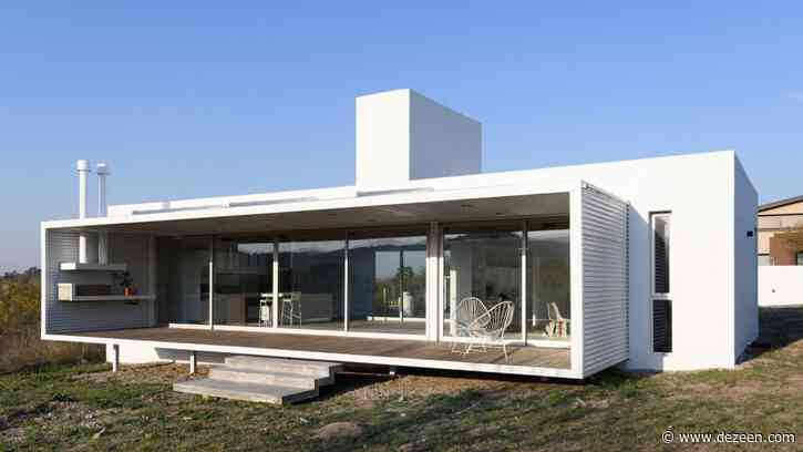 White walls enclose Casa La Hornilla by STC Arquitectos in Argentina