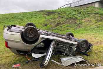 Waals gezin tuimelt met auto van helling op Klaverblad in Lummen en raakt gewond - Het Belang van Limburg
