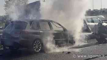Auto in fiamme dopo tamponamento: chiusa la Super 36 Milano-Lecco. Traffico in tilt - IL GIORNO