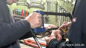 Engelskirchen: Peinliche Handschellen-Panne bei Karnevalsparty | Regional - BILD