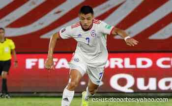 Alexis Sánchez muestra los festejos en el camarín tras la victoria de Chile sobre Paraguay - Yahoo Deportes