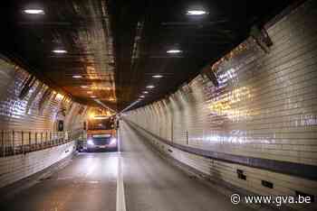 Bestuurder uitzonderlijk transport rijdt met te hoge lading Waaslandtunnel in en moet 1.300 euro boete betalen - Gazet van Antwerpen