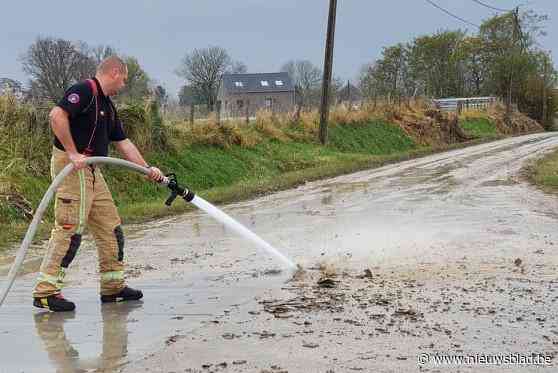 Brandweer ruimt modder in Heirbaan