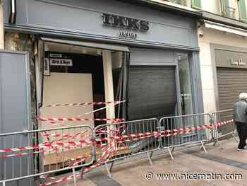 Un voiture défonce la vitrine d’un magasin après une collision en plein centre de Cannes